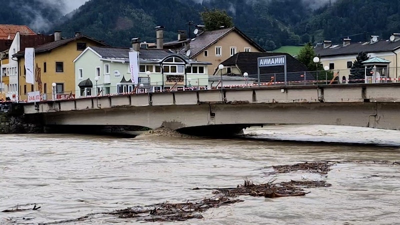 Alarmierende Nachrichten aus Schwaz in Österreich: Der Inn führt am Montag (28.08.2023) so viel Wasser, dass die Behörden gezwungen waren, drastische Maßnahmen zu ergreifen.