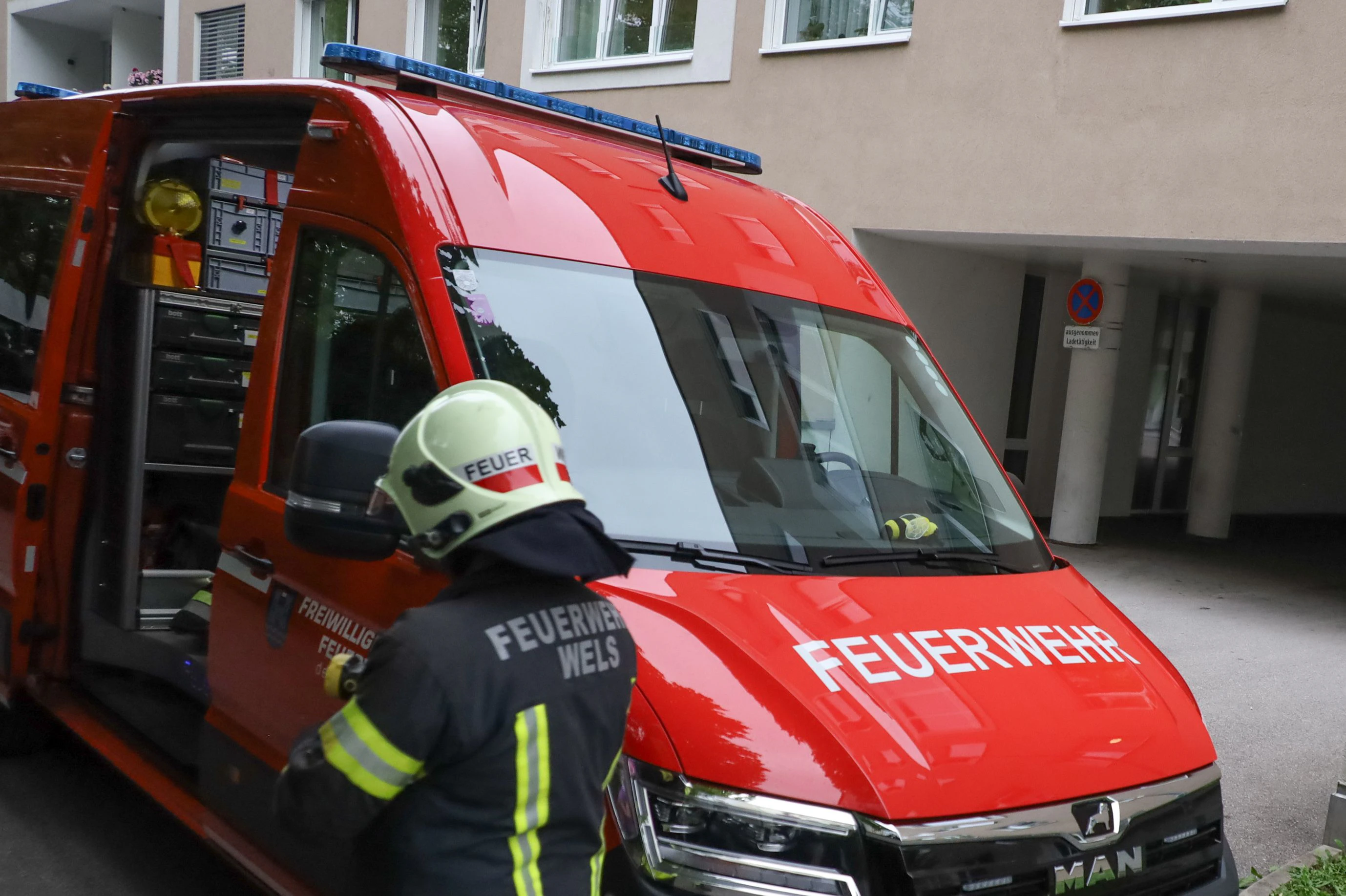 Ein gar nicht alltäglicher Einsatz: Die Helfer befreiten eine Heimbewohnerin in Wels von dem Schmuckstück.