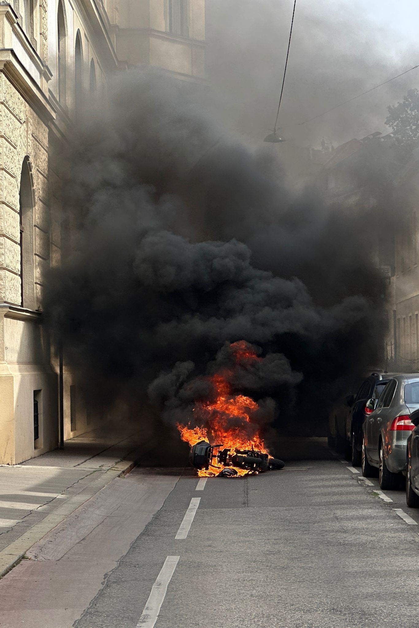 Der E-Roller stand binnen weniger Minuten in Vollbrand.