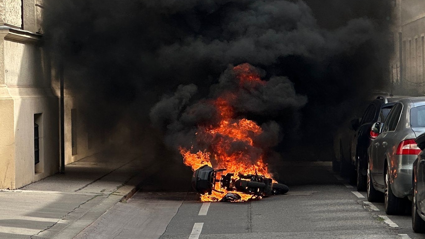 Der E-Roller stand binnen weniger Minuten in Vollbrand.