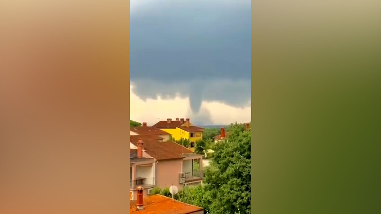 Dabei kam es zu Überflutungen, Hagelschlag und zu einem Tornado, der nur knapp die Urlaubstrände von Rovinj verfehlte.