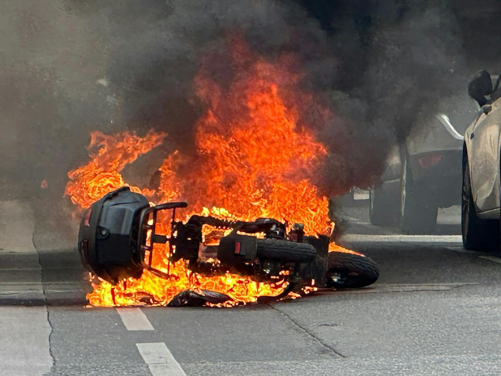 28.08.2023: <a target="_blank" href="https://www.heute.at/s/abgefackelt-e-moped-von-essensboten-geht-in-flammen-auf-100288642">Abgefackelt! E-Moped von Essensboten geht in Flammen auf</a>