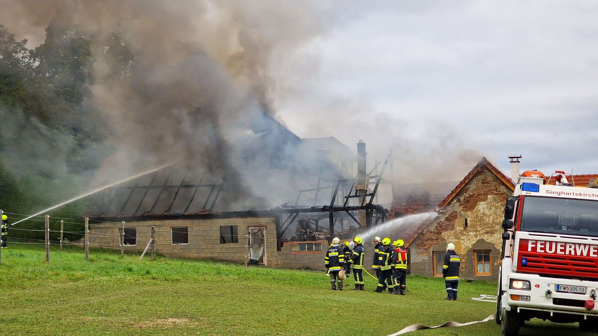 Großeinsatz: Haus in NÖ in Flammen