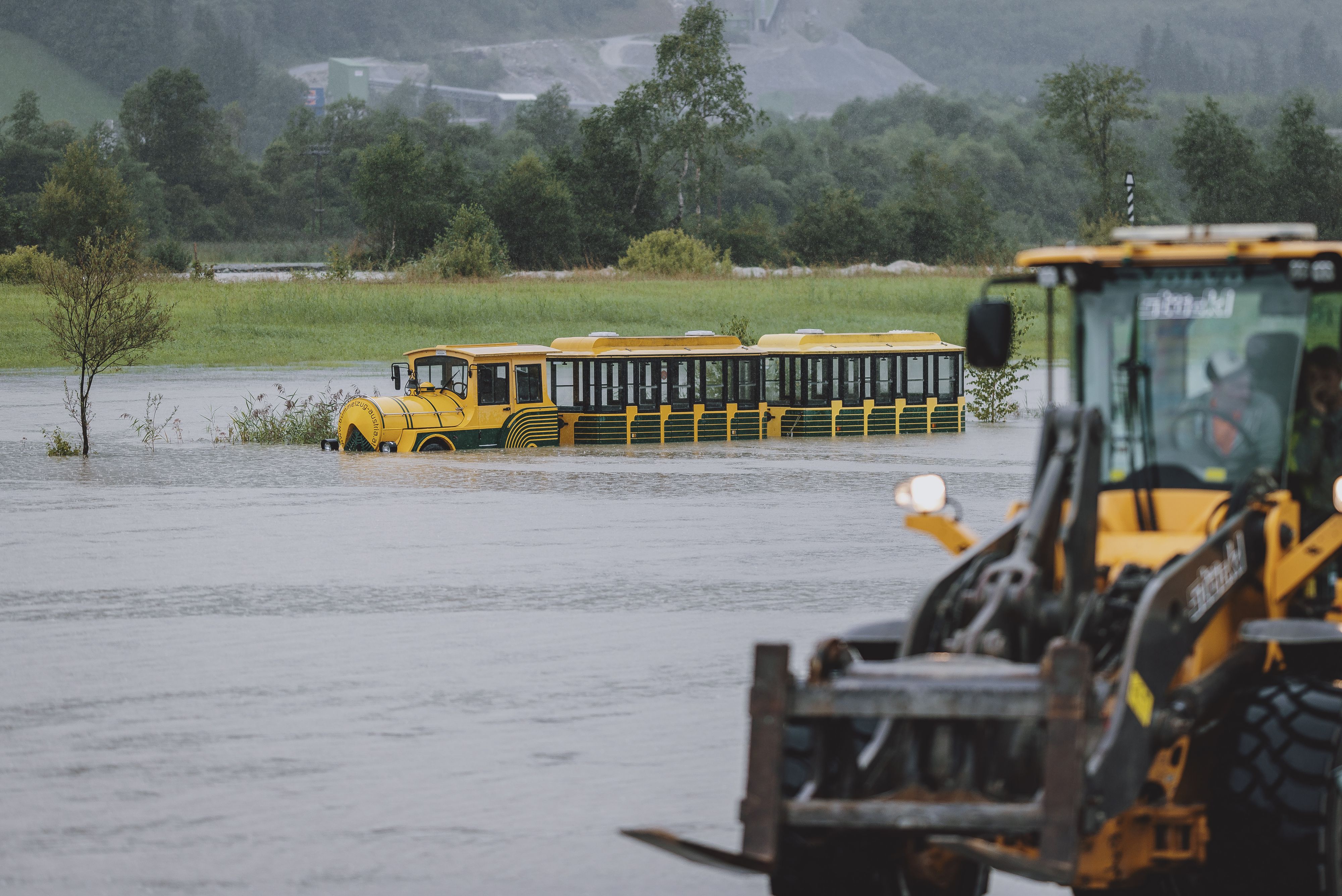 In Salzburg bereitet man sich vielerorts auf mögliche Überflutungen durch den Starkregen – es herrscht Warnstufe Rot – vor.&nbsp;