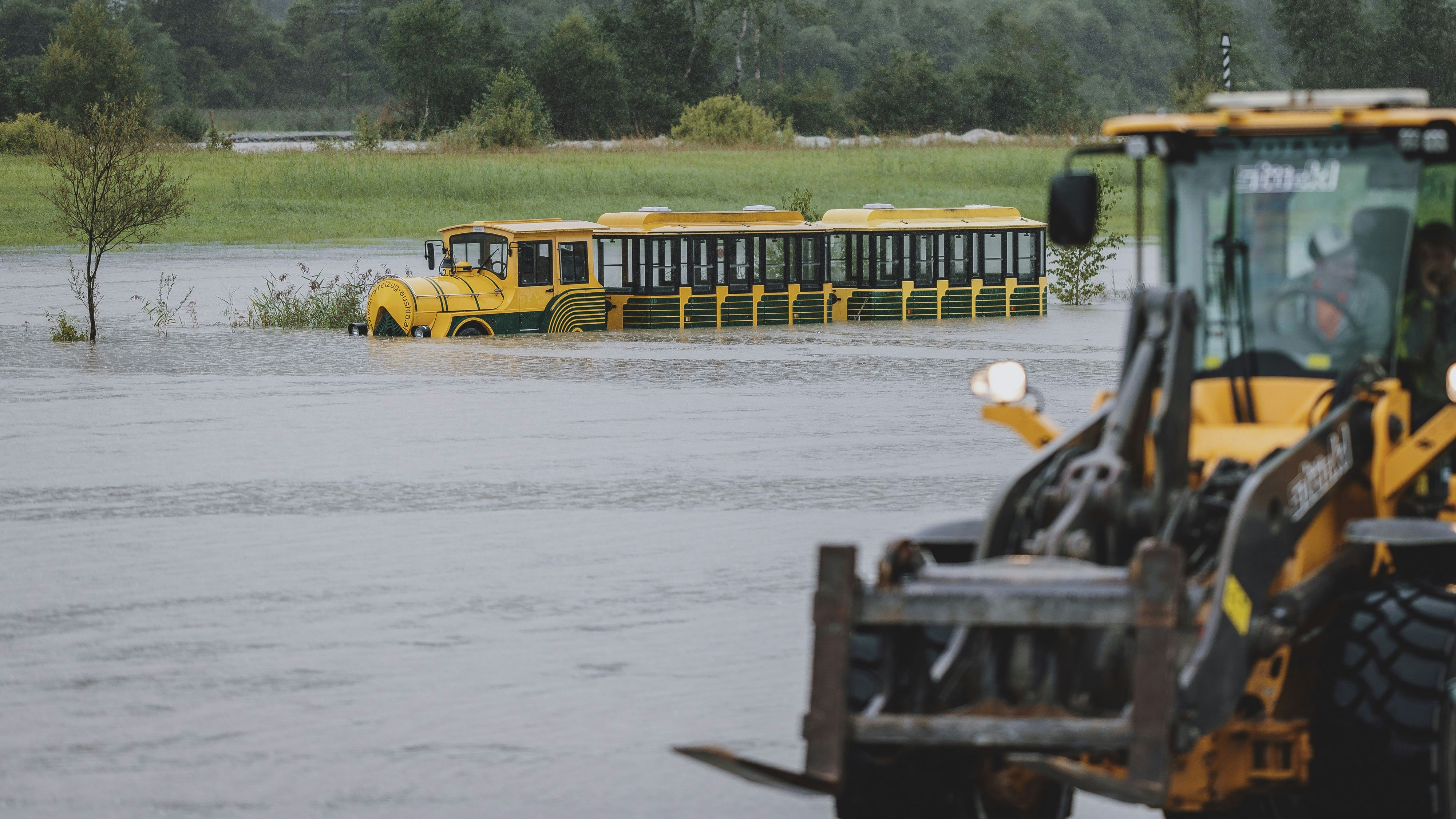  Im Bundesland Salzburg müsse man derzeit nicht mit weiterreichenden Überflutungen oder einem größeren Überlauf in Retentionsbecken rechnen, informierte der Hydrografische Dienst des Landes. 