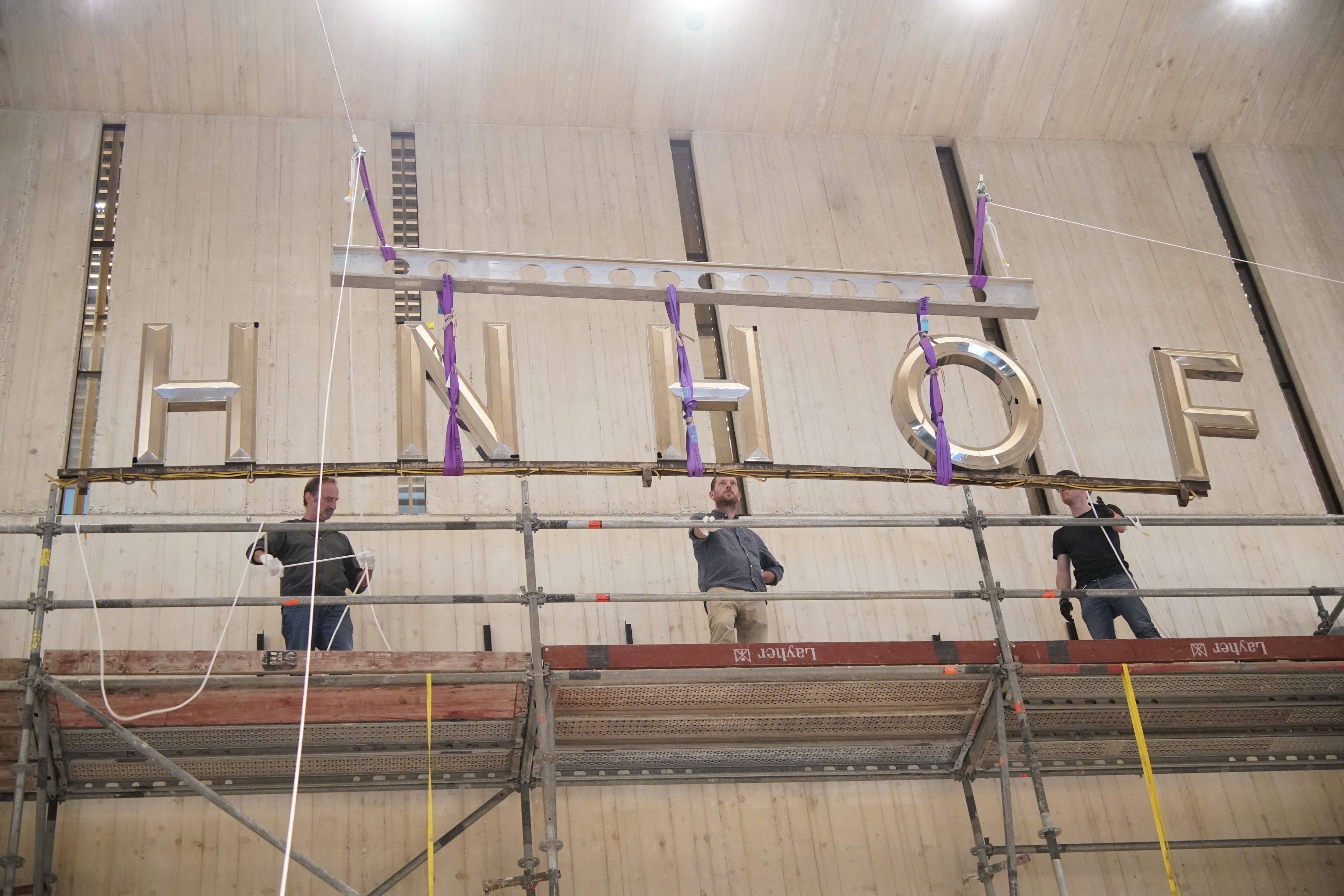 Der bekannte Schriftzug des Südbahnhofs wurde abmontiert und in der Halle des Wien Museums angebracht.&nbsp;