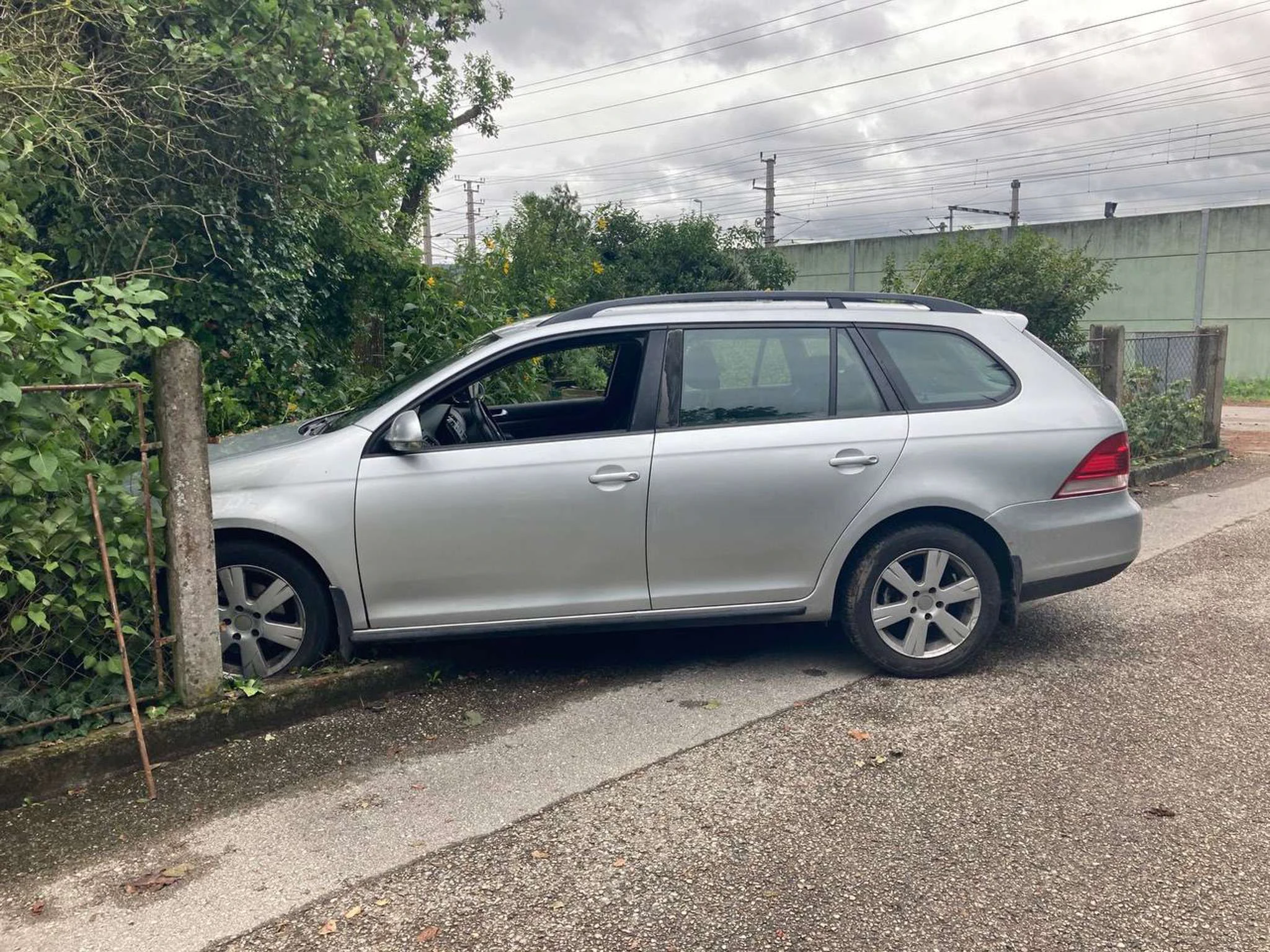 Spektakulärer Crash: Auto landete halb im Garten