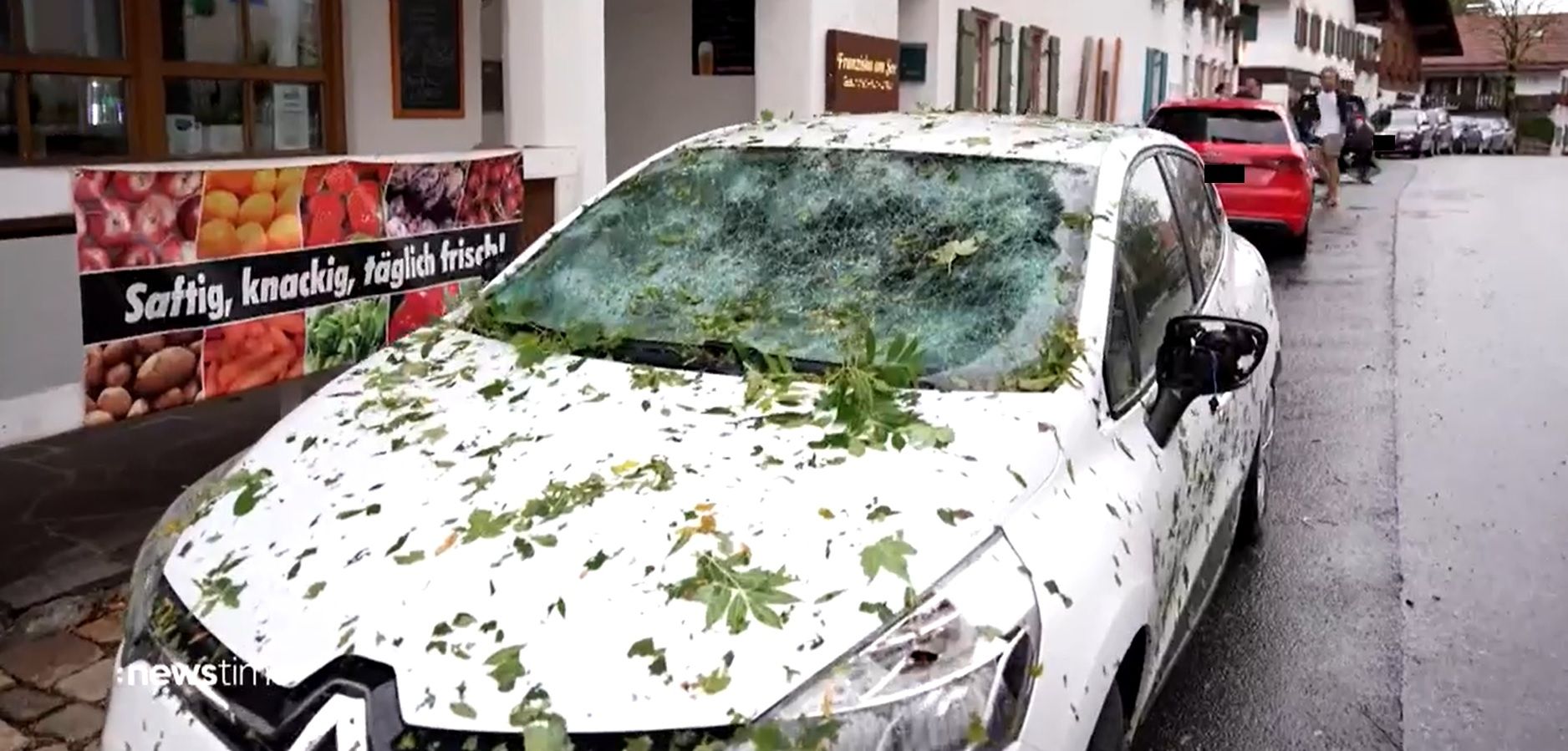 In Süddeutschland hat ein Hagelunwetter eine Spur der Verwüstung hinterlassen.