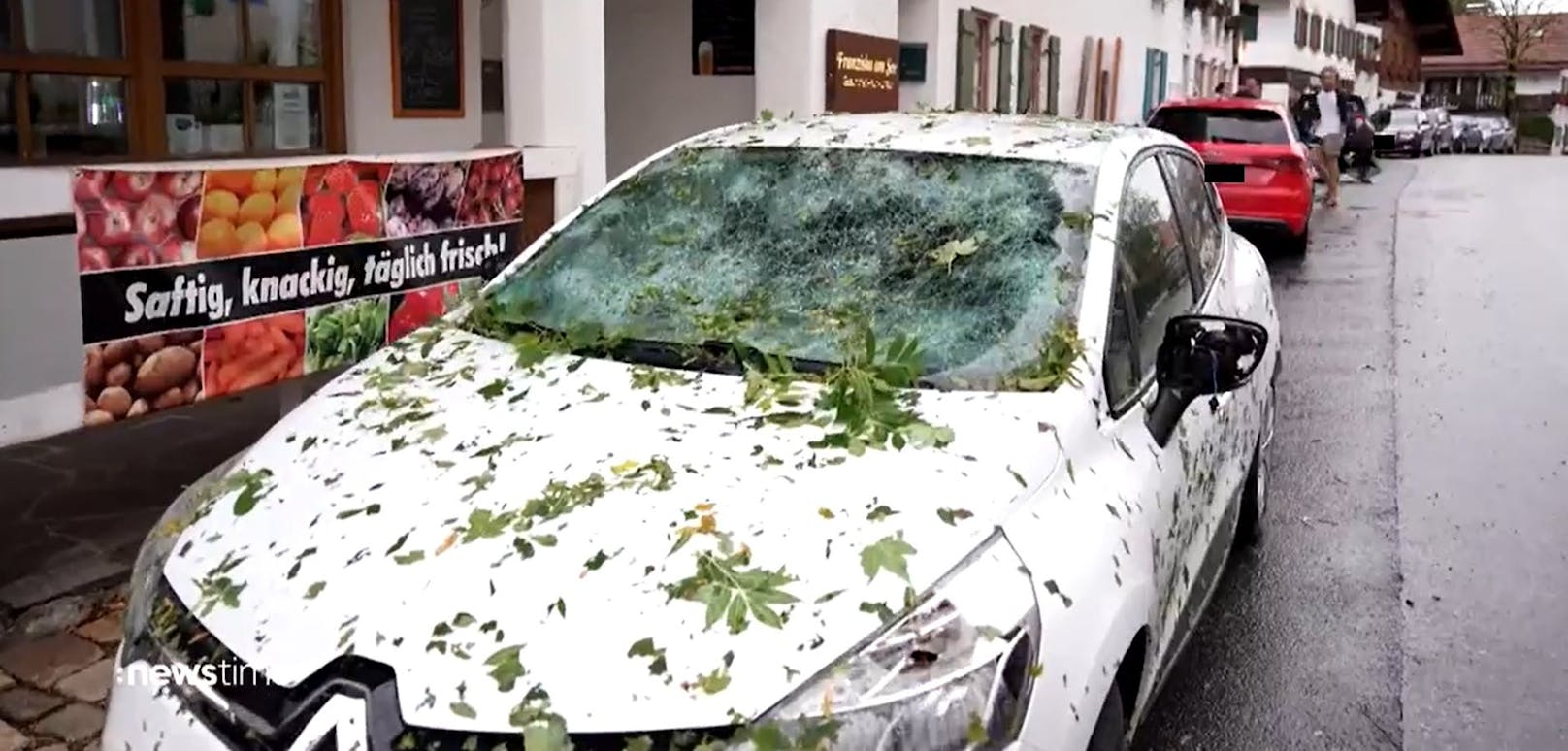 In Süddeutschland hat ein Hagelunwetter eine Spur der Verwüstung hinterlassen.