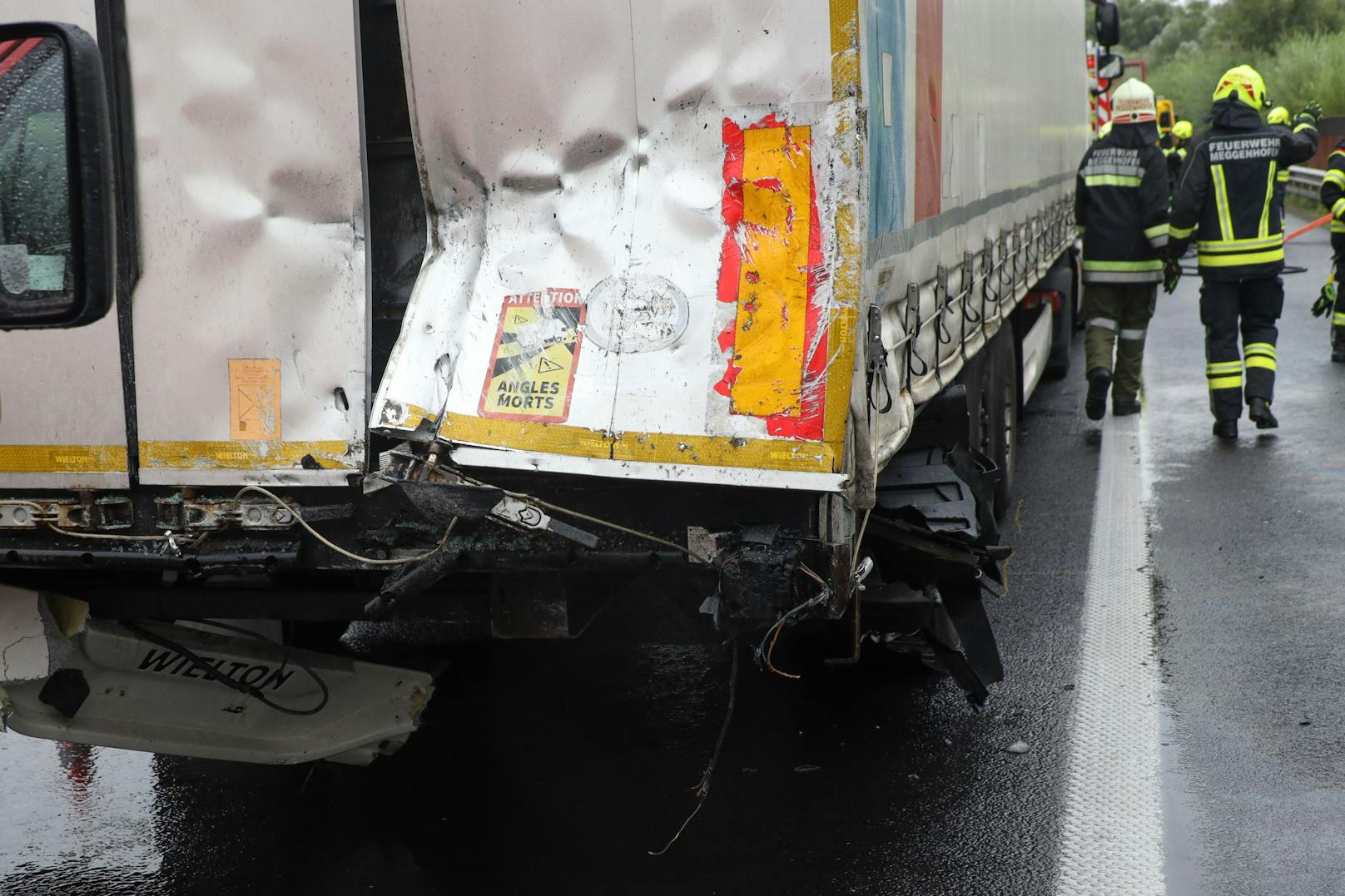 Auch der Lkw wurde stark beschädigt.