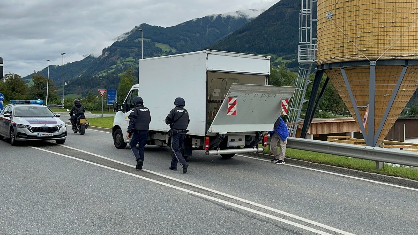 Zwei bewaffnete Männer sollen eine ältere Frau in ihrem Wohnhaus überfallen haben.