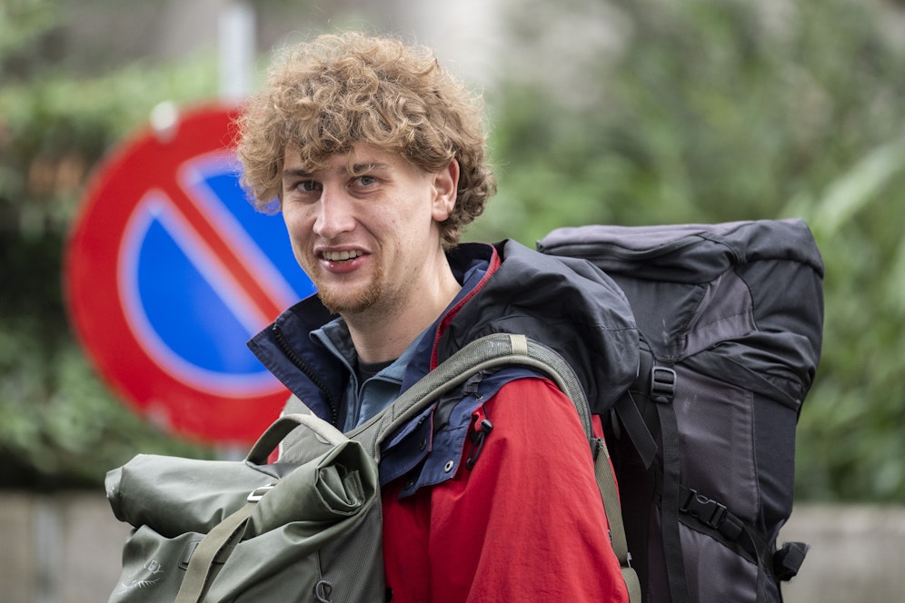 Max Voegtli, Sprecher der Klimabewegung Renovate Switzerland, auf dem Weg ins Zürcher Bezirksgericht.