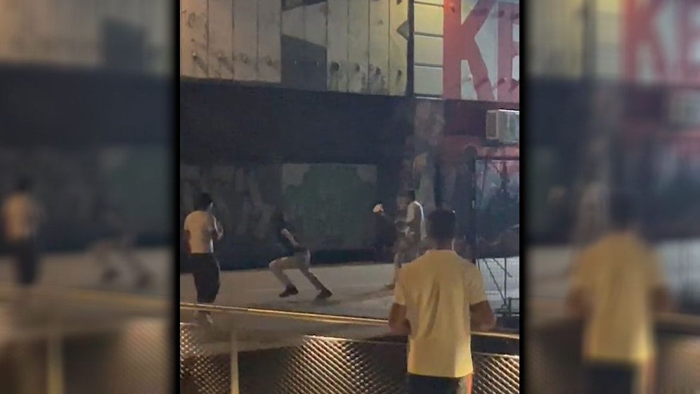 Mindestens zehn Personen lieferten sich in der Nacht auf Sonntag eine wilde Schlägerei.