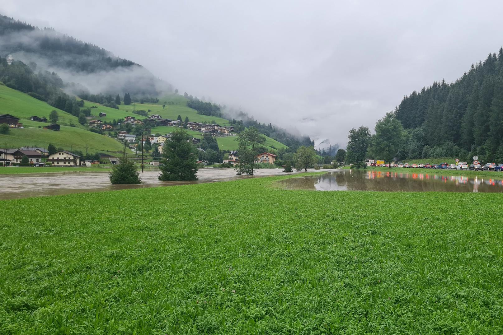 Das ungewöhnliche Wetterphänomen führte zu heiklen Überflutungen im Pinzgau und Pongau, doch die Katastrophe blieb glücklicherweise aus.