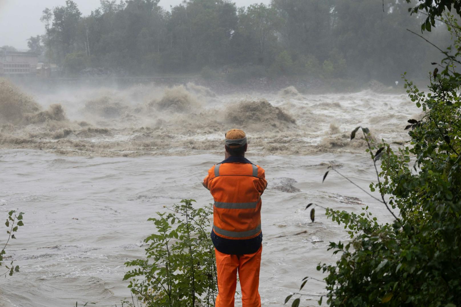 Die Bilder vom Kraftwerk Braunau-Simbach zeigen die Kraft der Wassermassen.