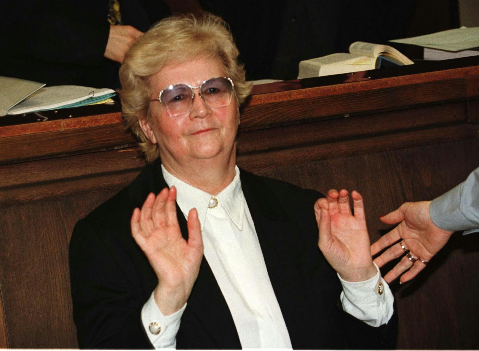 Elfriede Blauensteiner wurde als "Schwarze Witwe" bekannt. Sie wurde in drei Mordfällen schuldig gesprochen und mehrfach lebenslänglich verurteilt. 2003 verstarb sie mit 72 Jahren.