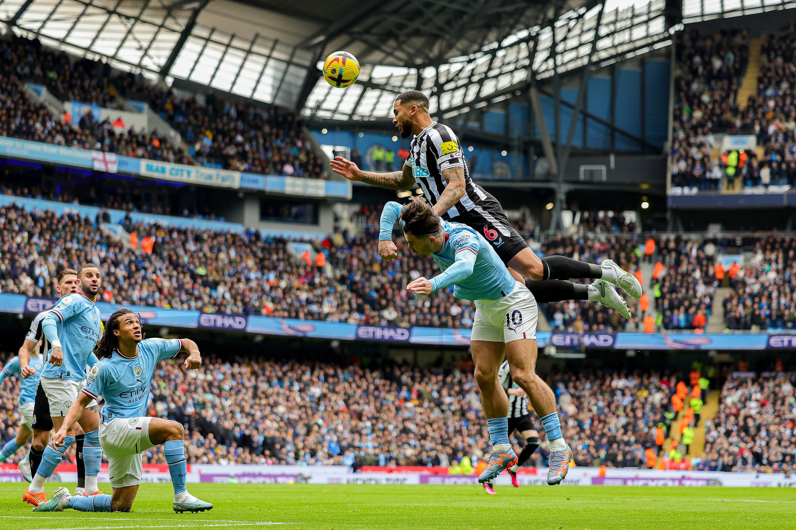 Jamal Lascelles im Luft-Duell mit Citys Jack Grealish.