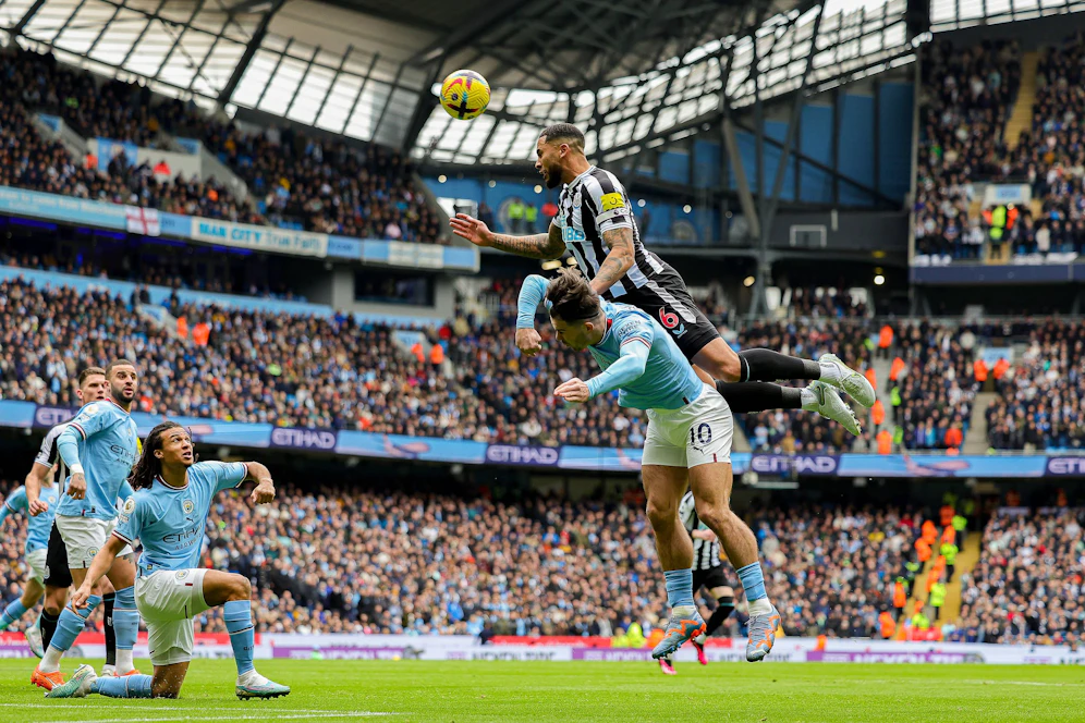 Jamal Lascelles im Luft-Duell mit Citys Jack Grealish.