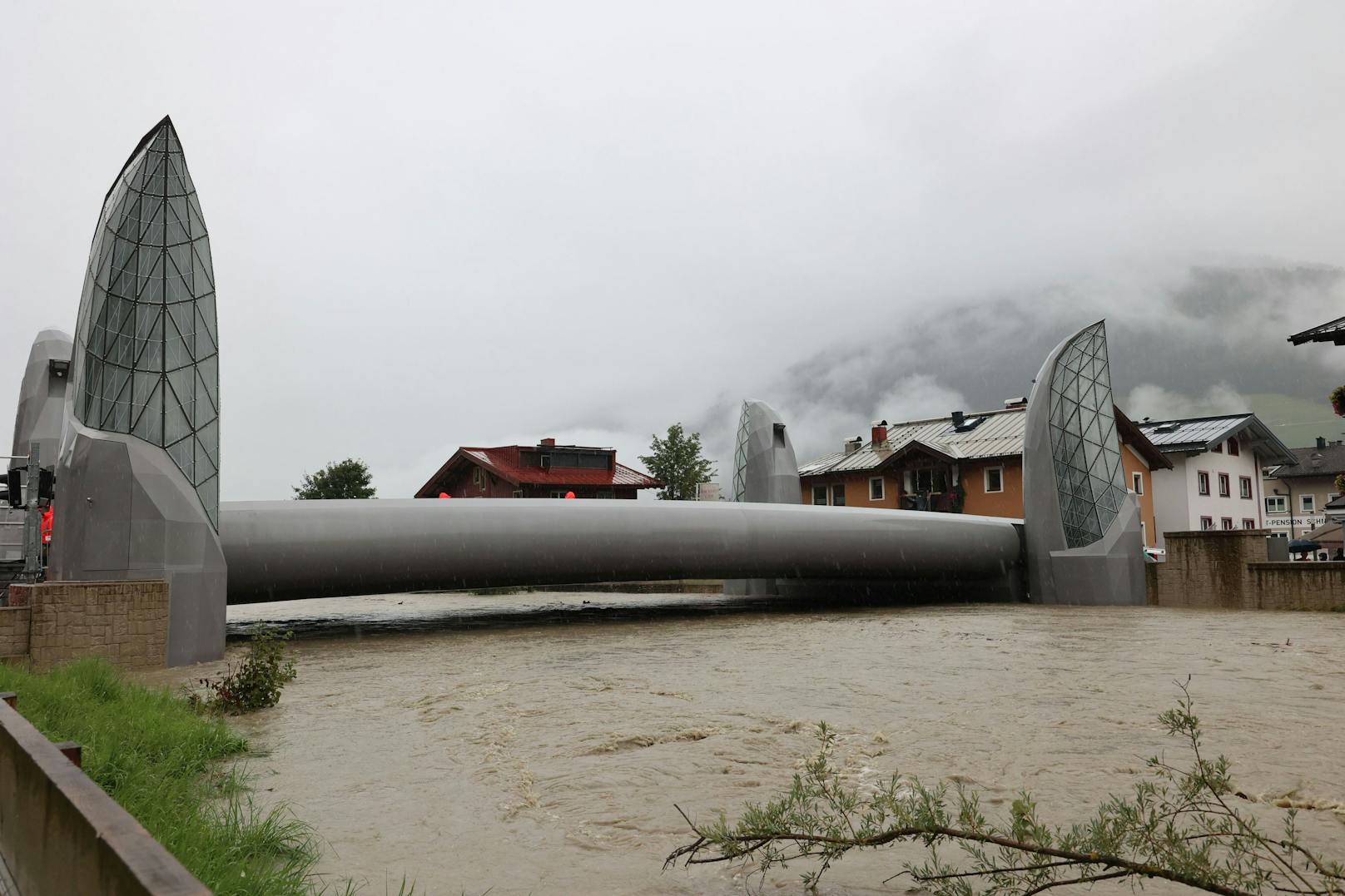 Das ungewöhnliche Wetterphänomen führte zu heiklen Überflutungen im Pinzgau und Pongau, doch die Katastrophe blieb glücklicherweise aus.