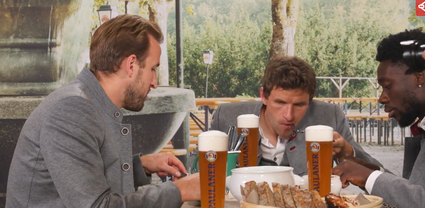 Harry Kane, Thomas Müller und Alphonso Davies beim Weißwurst-Essen.