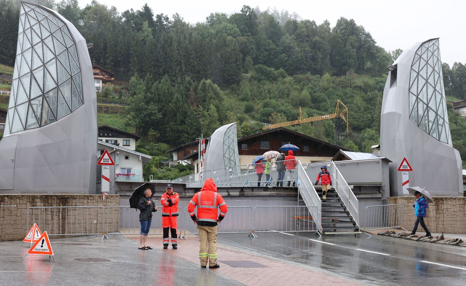 Aufgrund der steigenden Pegelstände der Salzach wurde die Hubbrücke in Mittersill angehoben
