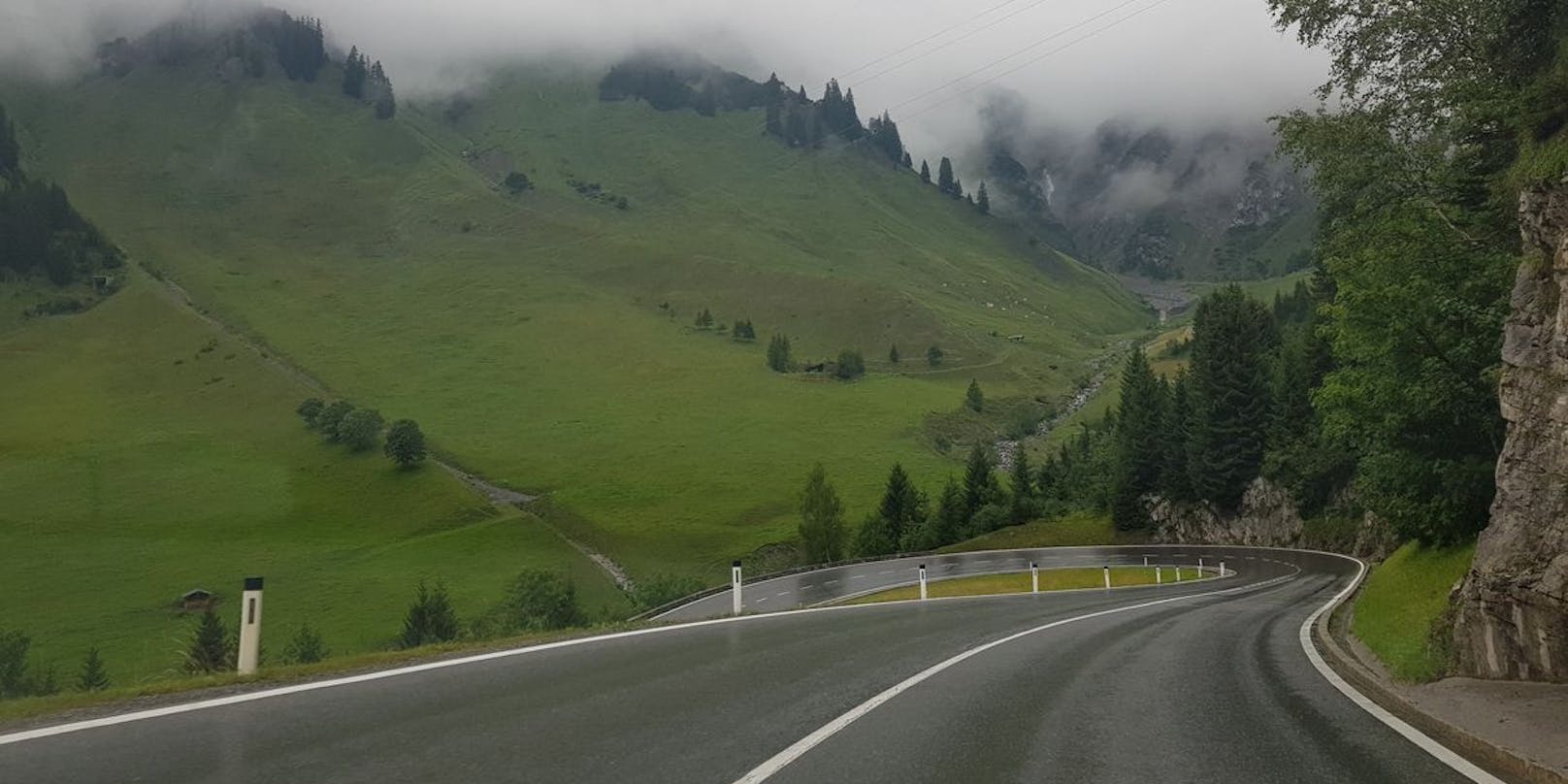 Der Unfall ereignete sich auf regennasser Fahrbahn. (Symbolbild)