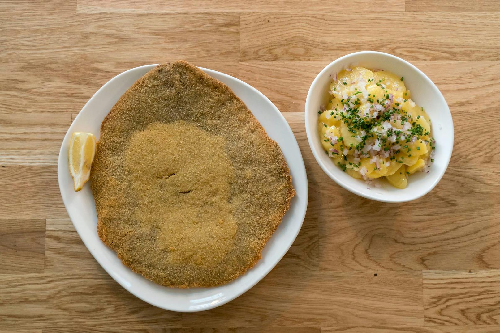 Schnitzel mit Erdäpfelsalat um 16,50 Euro