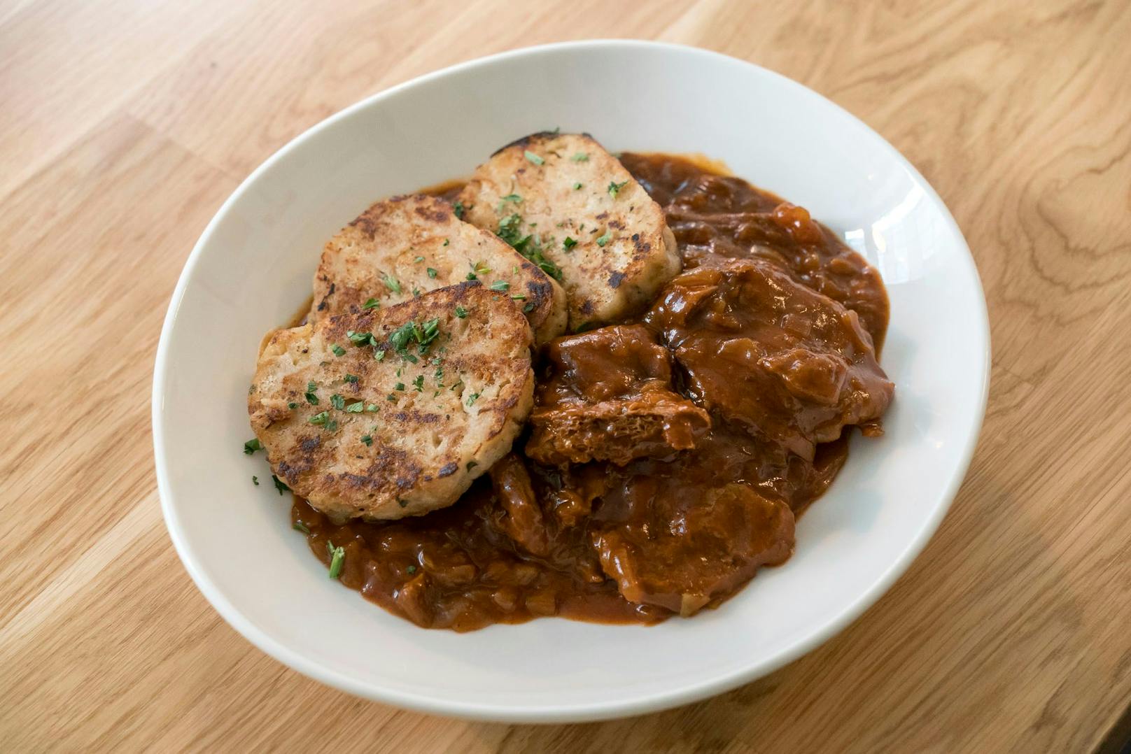 Gulasch mit Servittenknödel um 14,50 Euro