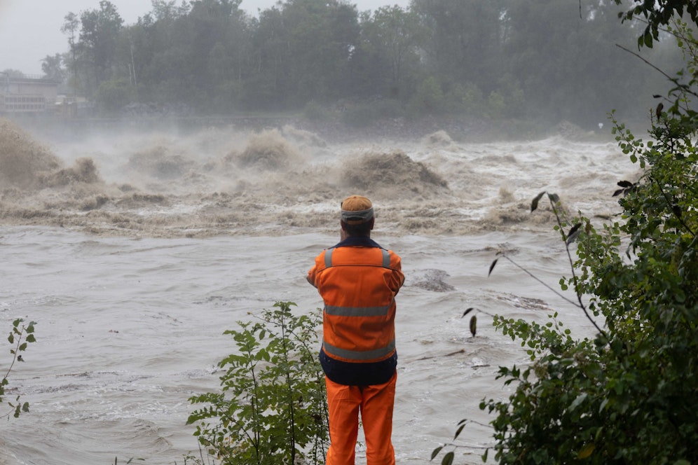 Die Gewalt der Natur: Wassermassen beim Kraftwerk Braunau-Simbach