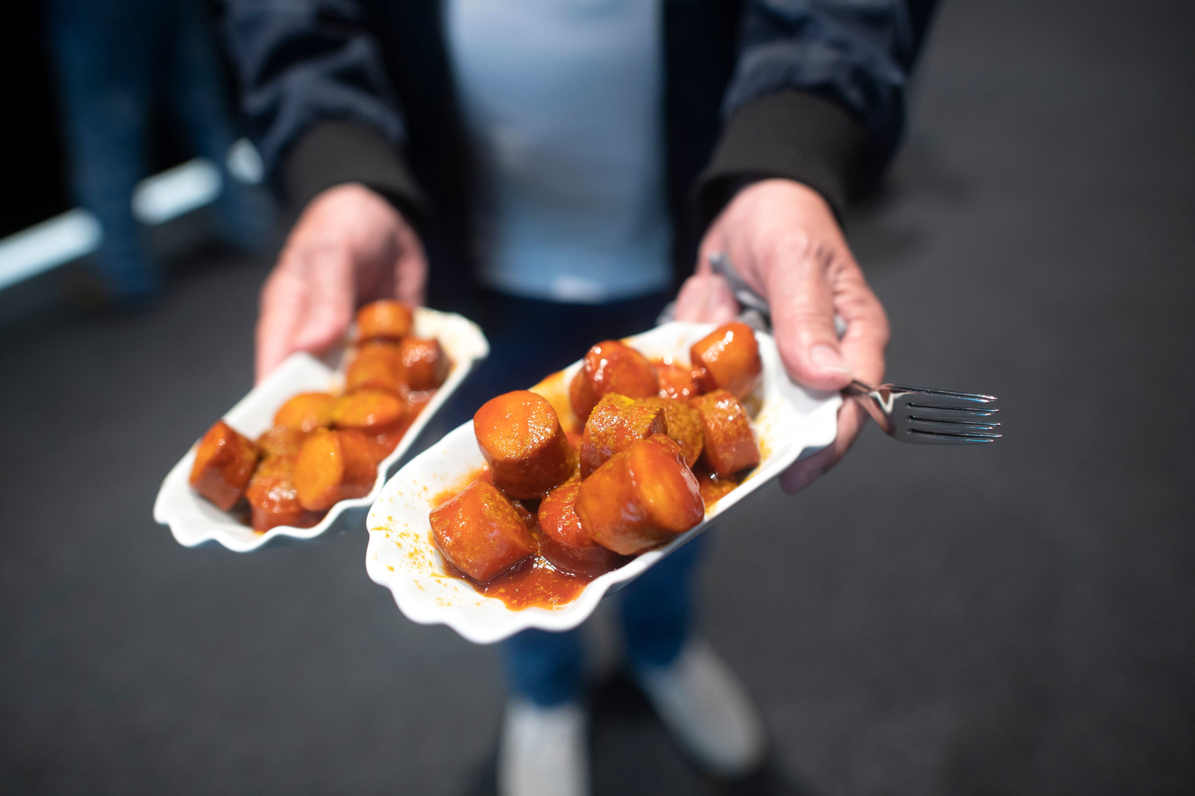 Download von www.picturedesk.com am 29.08.2023 (12:04).  DEU, Deutschland, Germany, Berlin, 10.05.2023.Die beruehmte und umstrittene Currywurst als Essen fuer die Aktionaere waehrend der Hauptversammlung des deutschen Automobilherstellers Volkswagen AG VW in Berlin, Deutschland. - 20230510_PD17252 - Rechteinfo: Rights Managed (RM)