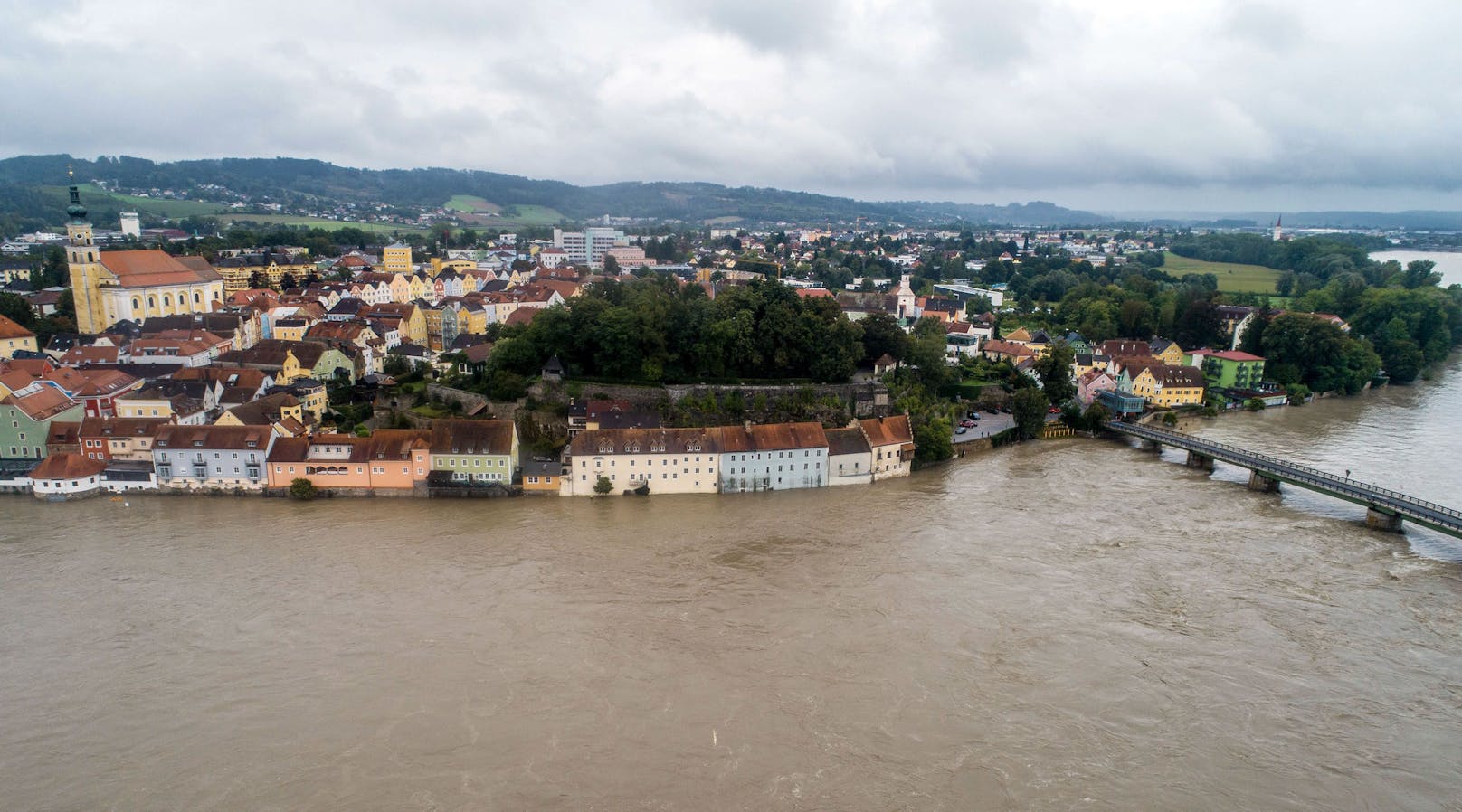 Fotos zeigen, wie dramatisch hoch Pegel der Flüsse sind