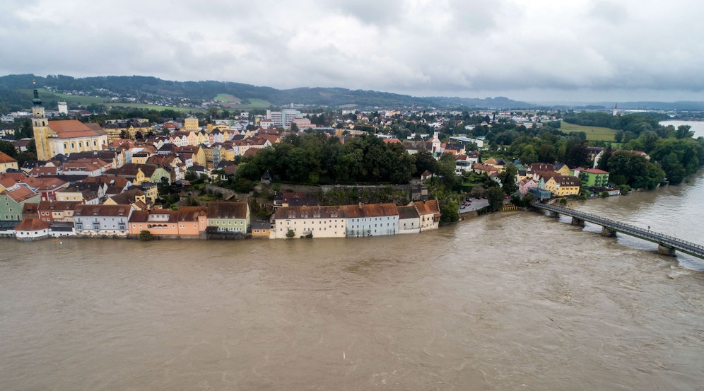 Dieses Foto zeigt das Hochwasser in Schärding am Dienstag. Ohne Schutz wären 12 Häuser überflutet worden.