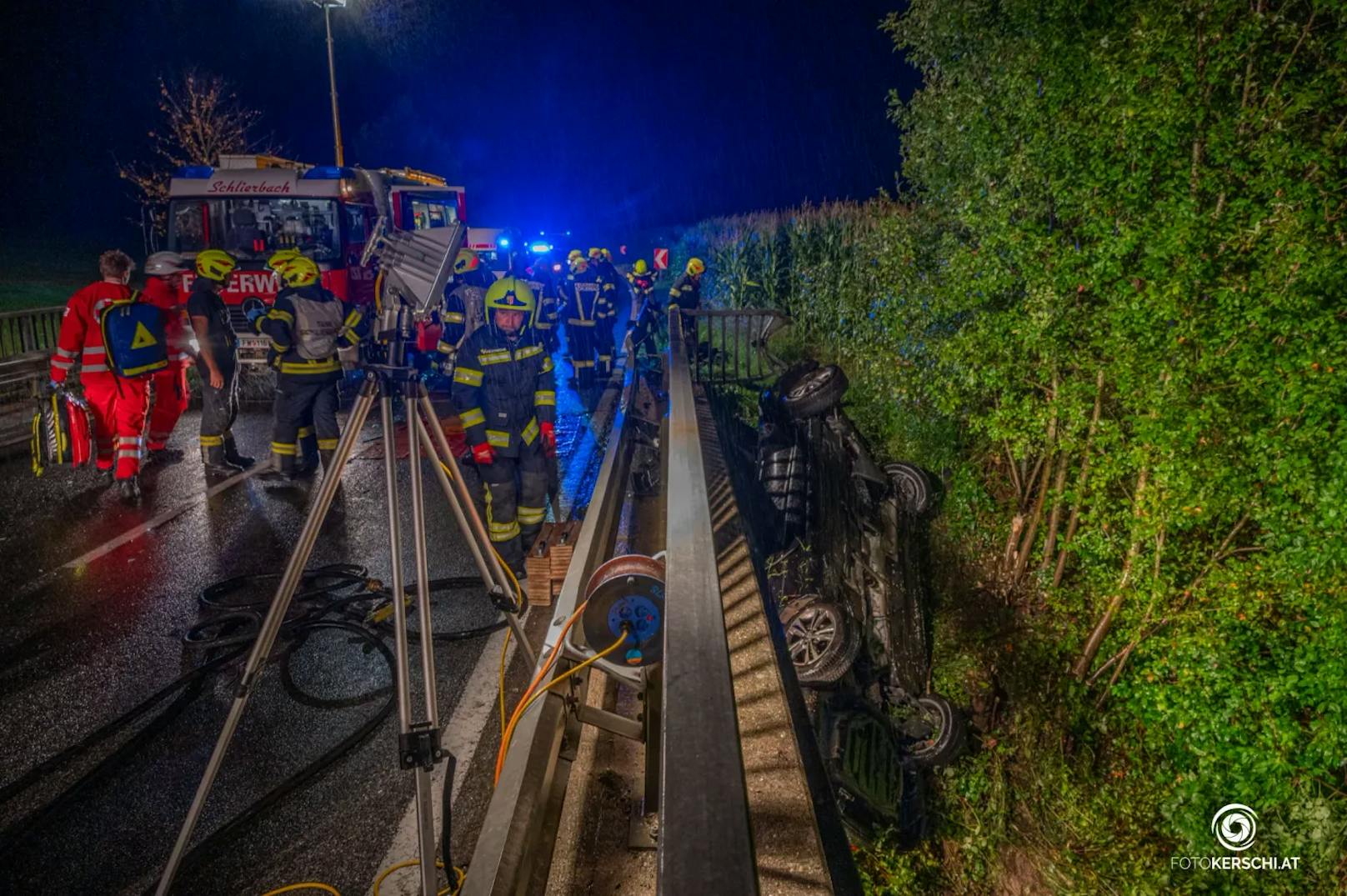 Am späten Dienstagabend haben Einsatzkräfte eine Lenkerin nach einem Unfall an der Gemeindegrenze zwischen Nußbach und Schlierbach (Bezirk Kirchdorf an der Krems) aus einem überschlagenen Auto befreit.