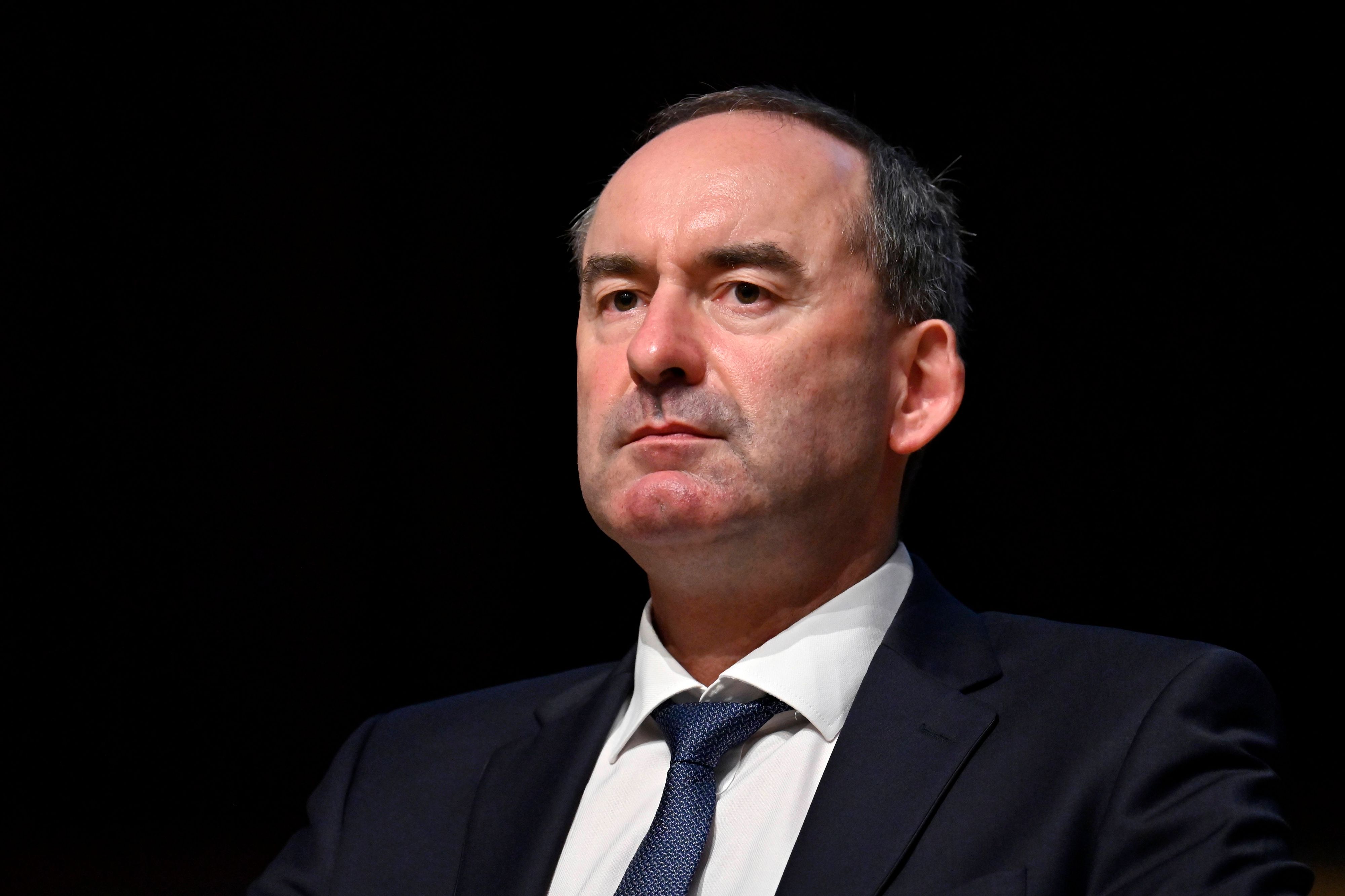 Der bayrische Vize-Ministerpräsident kommt aus den Antisemitismus-Vorwürfen, die gegen ihn vorliegen, nicht mehr heraus. 