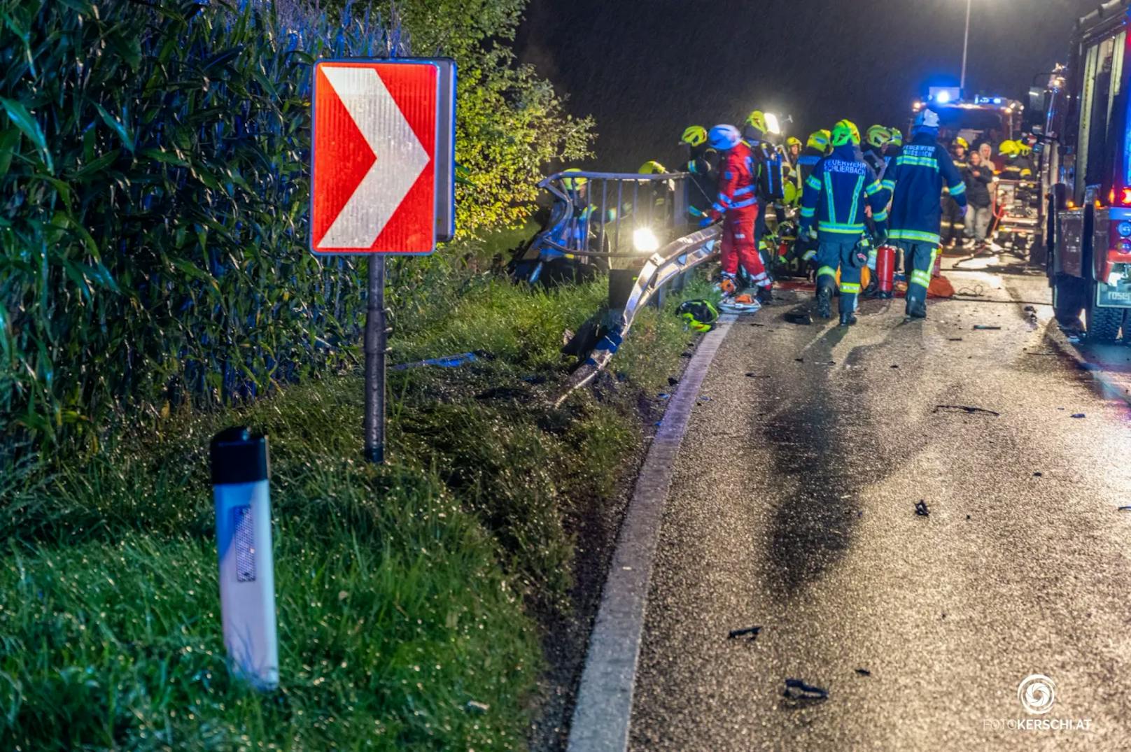 Am späten Dienstagabend haben Einsatzkräfte eine Lenkerin nach einem Unfall an der Gemeindegrenze zwischen Nußbach und Schlierbach (Bezirk Kirchdorf an der Krems) aus einem überschlagenen Auto befreit.