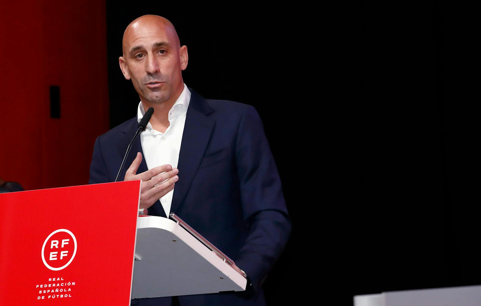 Spaniens Fußball-Präsident Luis Rubiales droht eine echte Hammer-Strafe. 