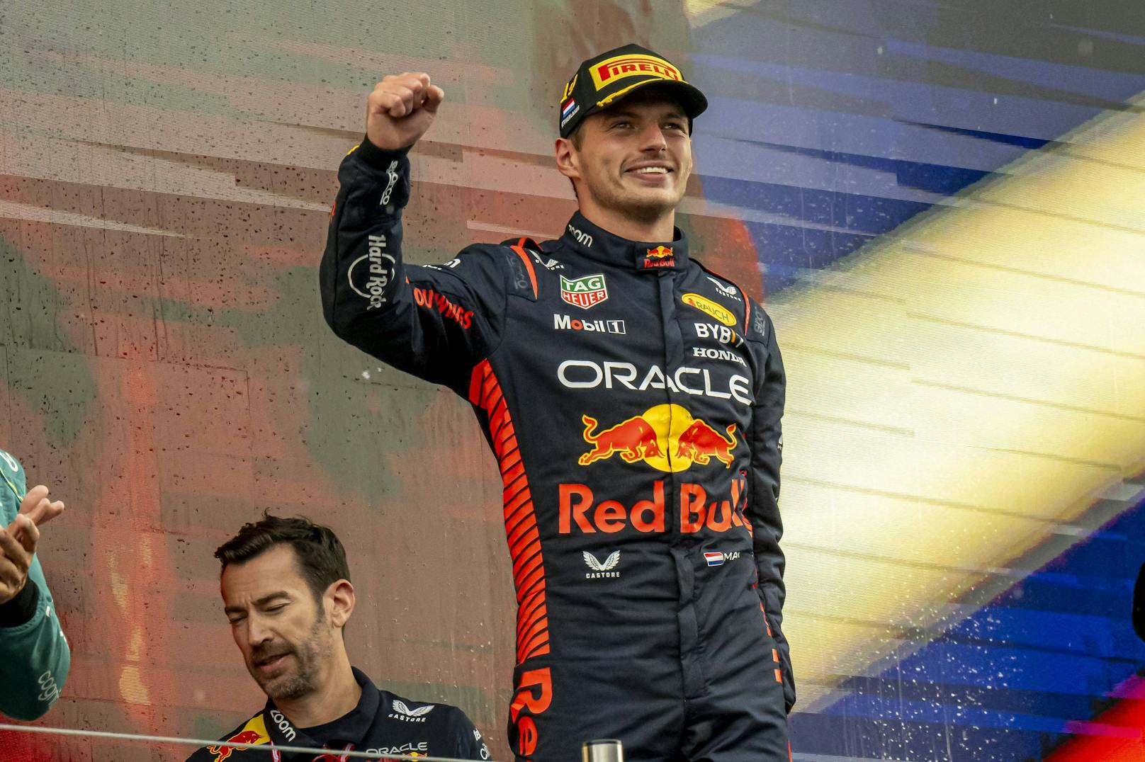 Max Verstappen kann schon die Sektflaschen einkühlen. 