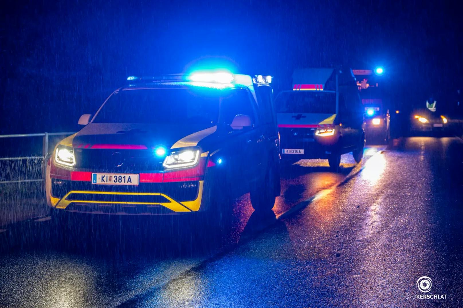 Am späten Dienstagabend haben Einsatzkräfte eine Lenkerin nach einem Unfall an der Gemeindegrenze zwischen Nußbach und Schlierbach (Bezirk Kirchdorf an der Krems) aus einem überschlagenen Auto befreit.