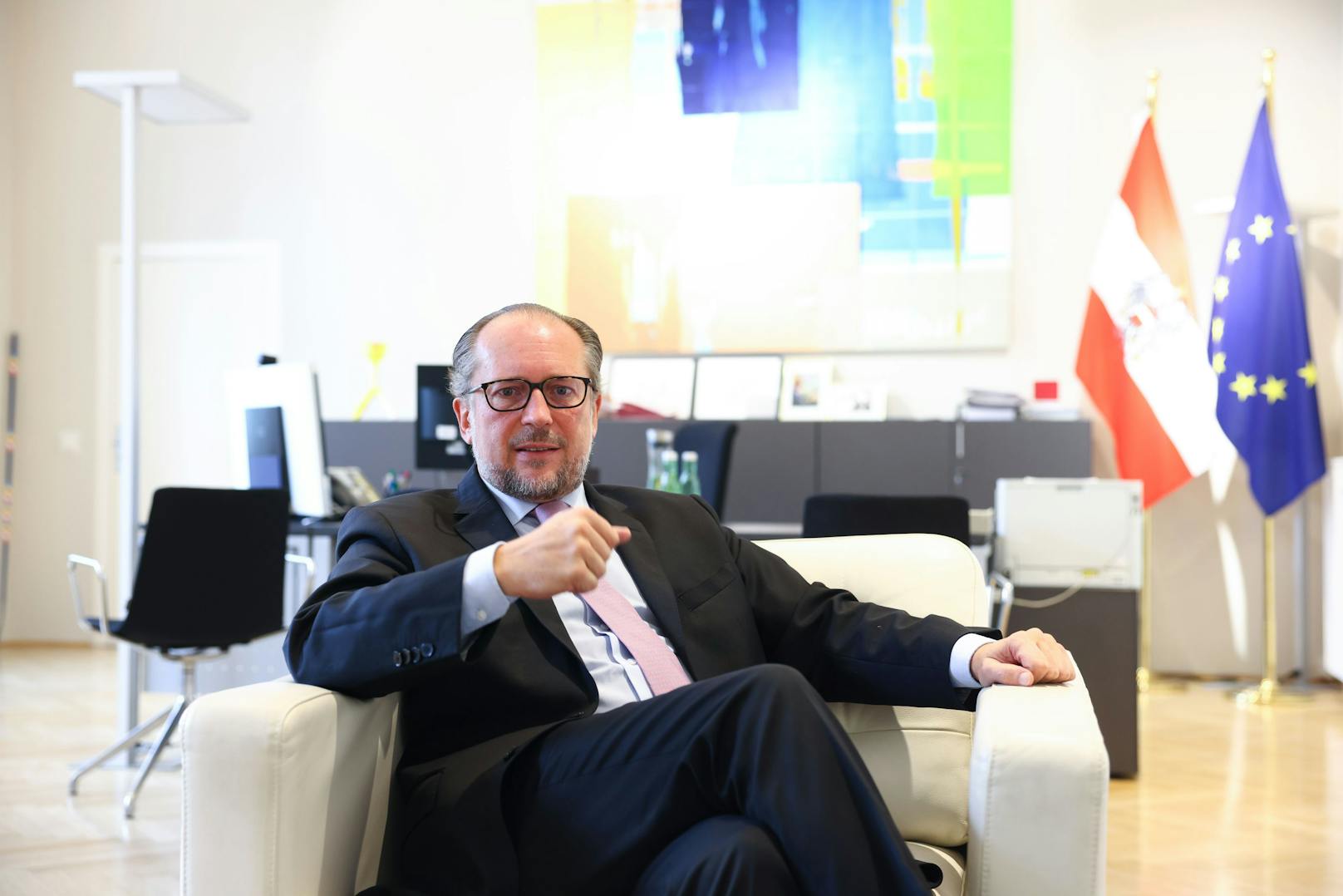 Außenminister Alexander Schallenberg - hier in seinem Büro.