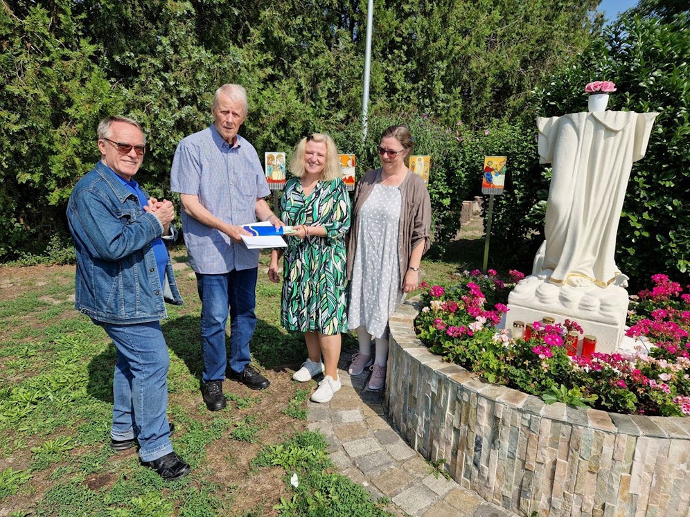 Die beiden Initiatoren des Gebetsgarten, Johannes Wagner und Ilse Warecka, mit Hans Jörg Schimanek (2. v. l.) und Unterstützerin Katharina Wagner (re.) vor der zerstörten Madonna.