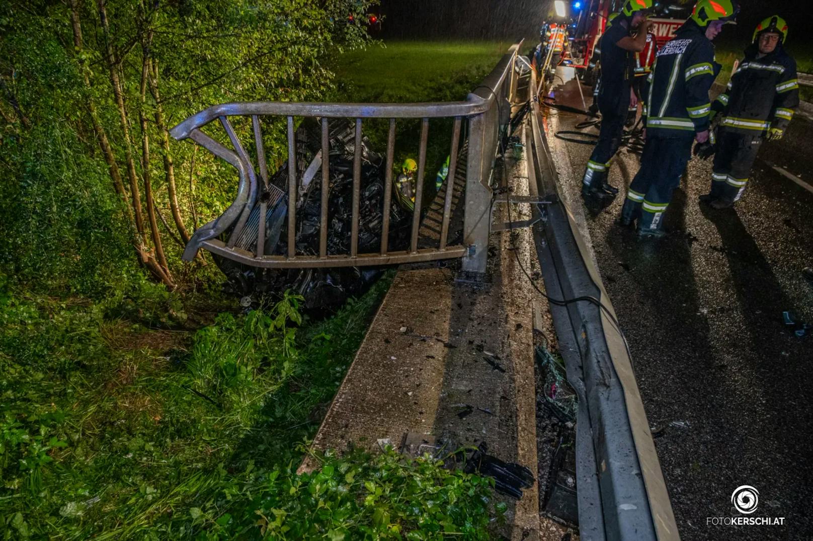 Am späten Dienstagabend haben Einsatzkräfte eine Lenkerin nach einem Unfall an der Gemeindegrenze zwischen Nußbach und Schlierbach (Bezirk Kirchdorf an der Krems) aus einem überschlagenen Auto befreit.