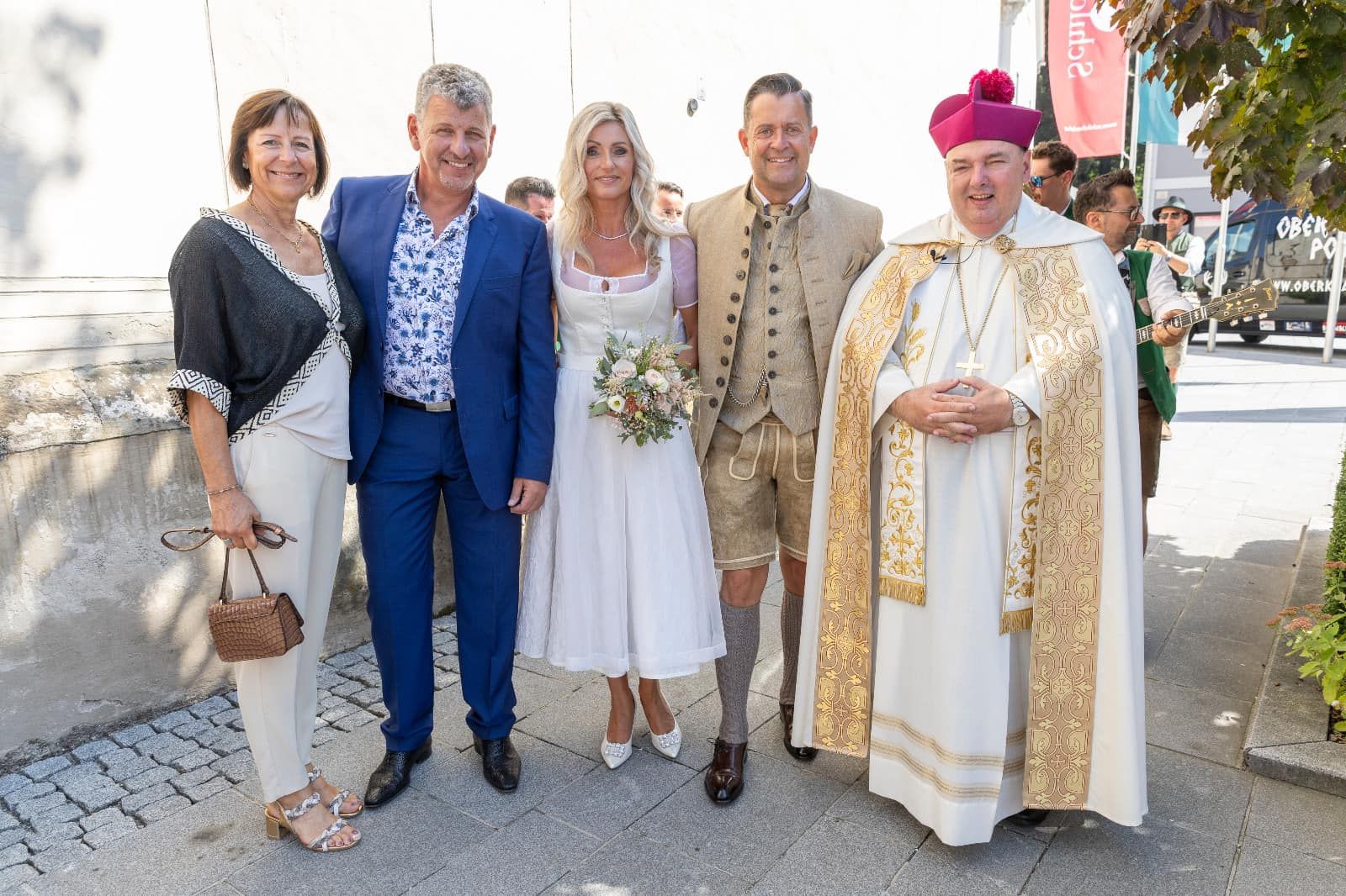 ORF-Moderator <strong>Bernd Pratter</strong> mit Gattin Claudia, nebst <strong>Semino Rossi</strong> (2.v.l.) und seiner Gabi, sowie Pfarrer <strong>Franz Brei</strong>