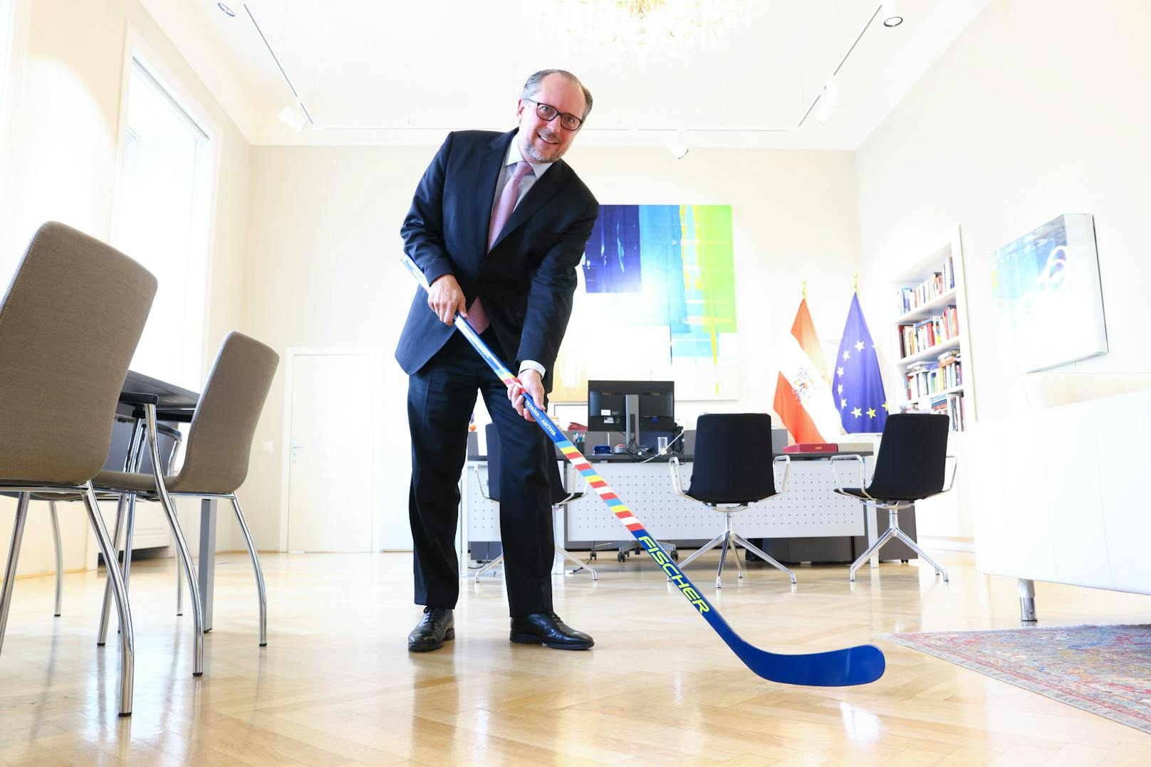 Ein Dekorationsstück im Schallenberg-Büro sticht heraus. Ein Eishockey-Schläger, darauf steht: "30 Jahre ukrainisch-österreichische-Freundschaft". Der Schläger ist ein Geschenk des ukrainischen Botschafters in Österreich, Vasyl Khymynets.