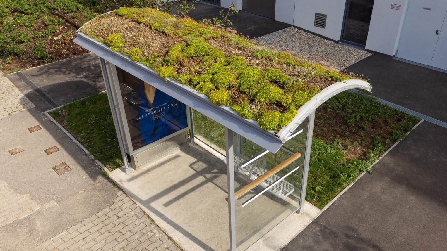 Das neue Wartehäuschen in der Atzgersdorfer Straße in Wien. 