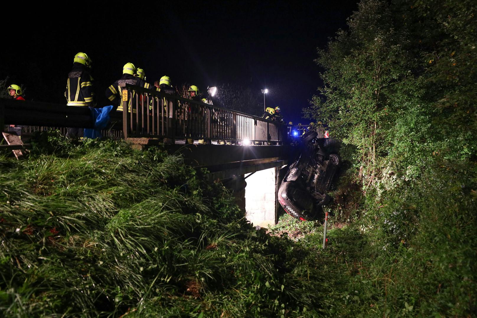 Am späten Dienstagabend haben Einsatzkräfte eine Lenkerin nach einem Unfall an der Gemeindegrenze zwischen Nußbach und Schlierbach (Bezirk Kirchdorf an der Krems) aus einem überschlagenen Auto befreit.