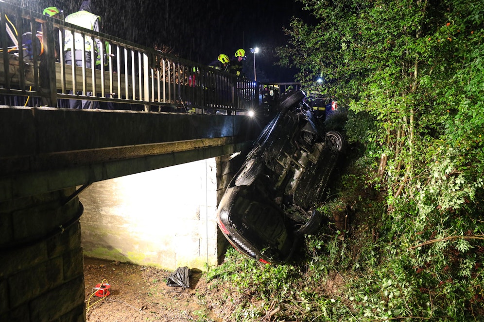 Die Feuerwehr musste die Heckscheibe des Unfallwagens einschlagen, um die junge Frau zu befreien.