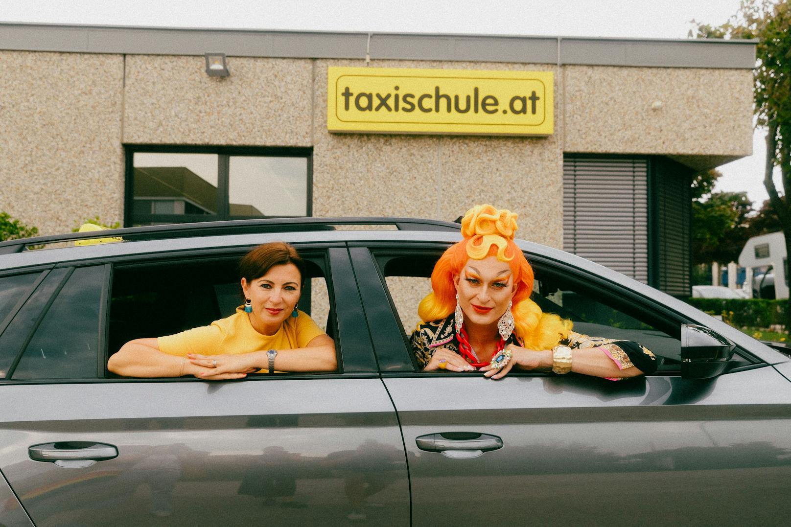 Taxi 40100-Generalsekretärin Eveline Hruza und Dragqueen Candy Licious machen nun gemeinsame Sache.