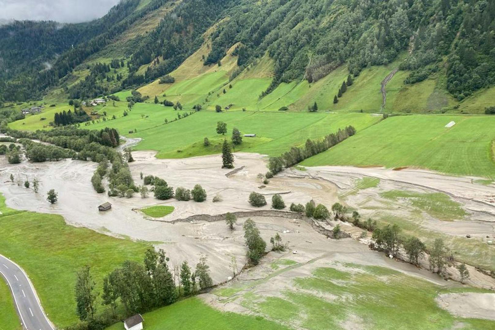 Luftaufnahmen von der Hochwassersituation im Raurisertal.
