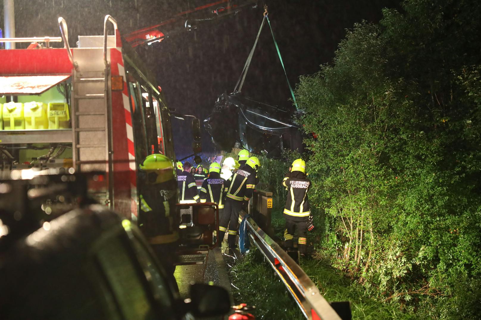 Am späten Dienstagabend haben Einsatzkräfte eine Lenkerin nach einem Unfall an der Gemeindegrenze zwischen Nußbach und Schlierbach (Bezirk Kirchdorf an der Krems) aus einem überschlagenen Auto befreit.