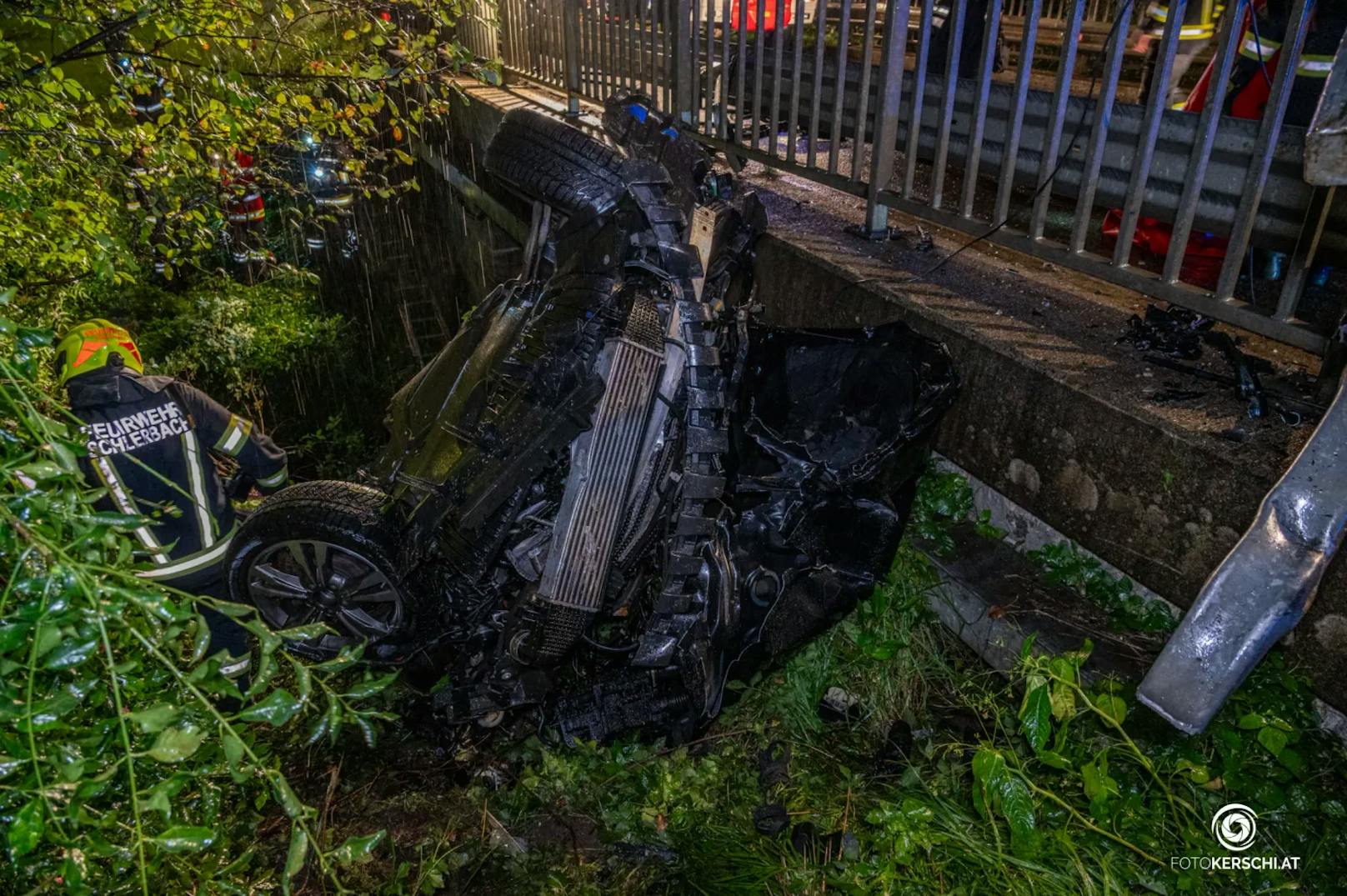 Am späten Dienstagabend haben Einsatzkräfte eine Lenkerin nach einem Unfall an der Gemeindegrenze zwischen Nußbach und Schlierbach (Bezirk Kirchdorf an der Krems) aus einem überschlagenen Auto befreit.